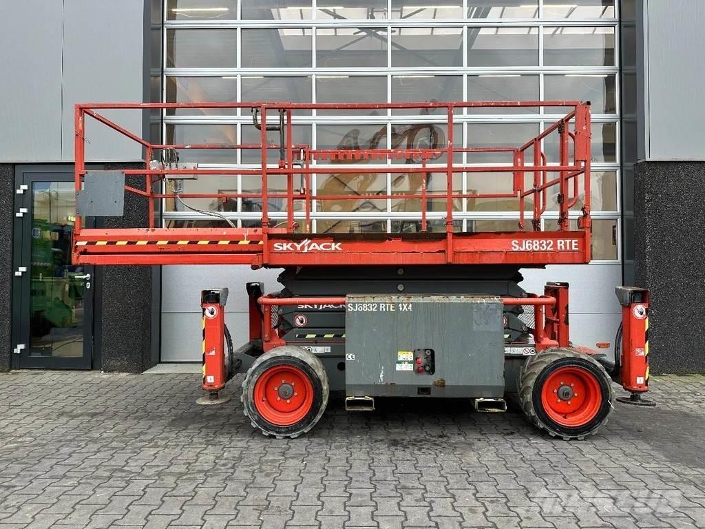 SkyJack SJ6832 RTE Scheren-Arbeitsbühnen
