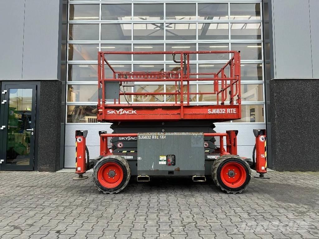 SkyJack SJ6832 RTE Scheren-Arbeitsbühnen