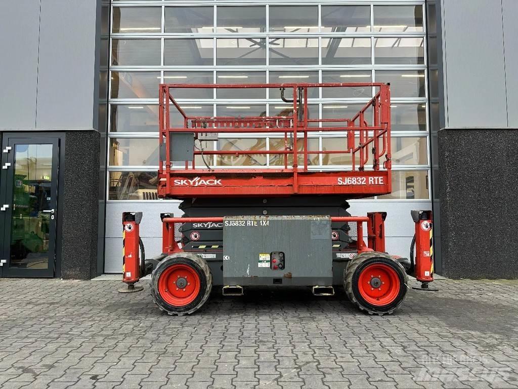 SkyJack SJ6832 RTE Scheren-Arbeitsbühnen