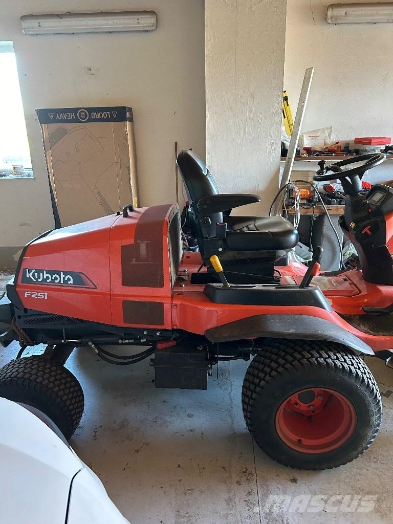 Kubota F 251 Gezogene und selbstfahrende Mäher