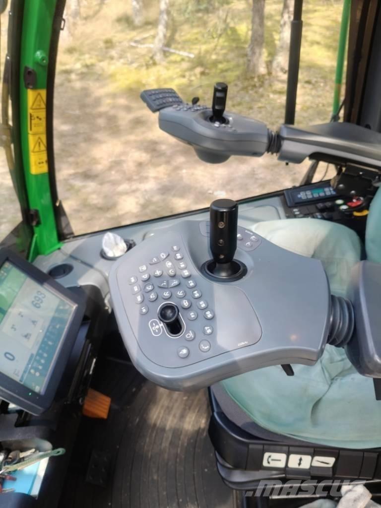 John Deere 1270 G Harvester