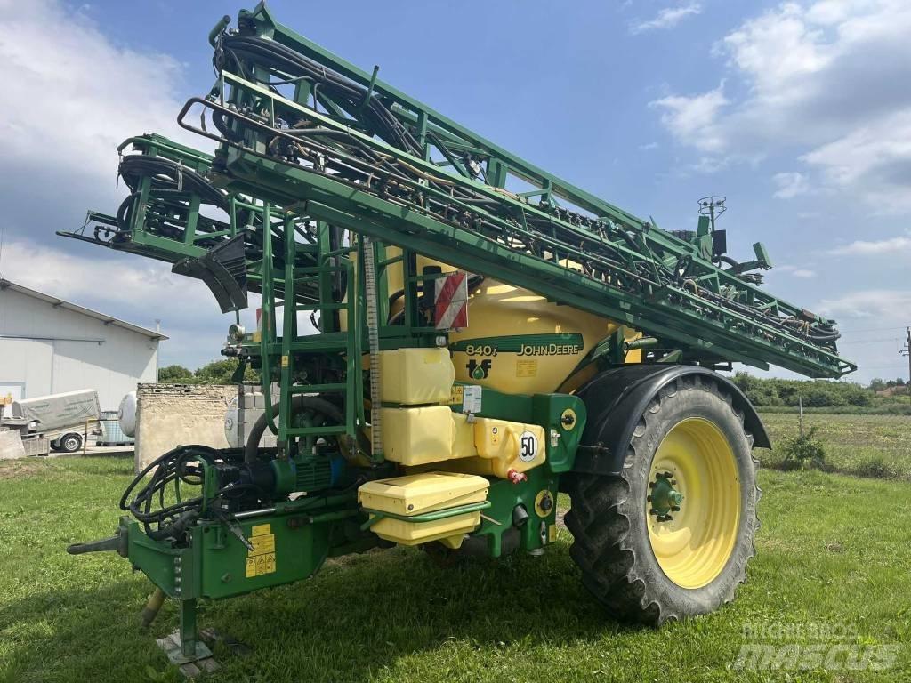 John Deere 840 i Anhängespritzen