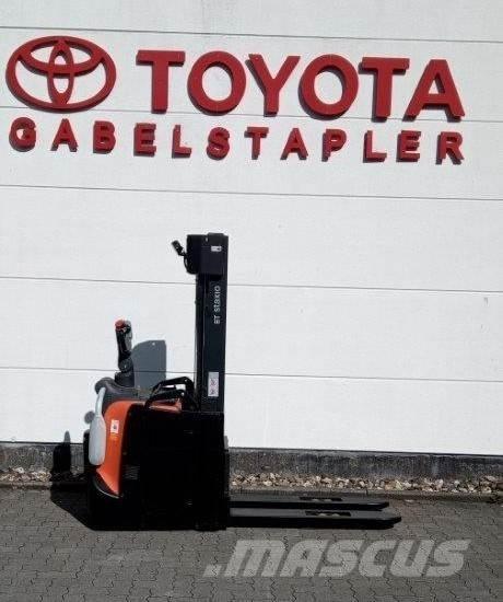Toyota SPE140L Selbstfahrstapler