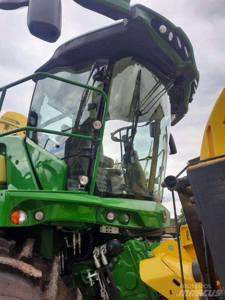 John Deere 8200 i Selbstfahrende Häcksler
