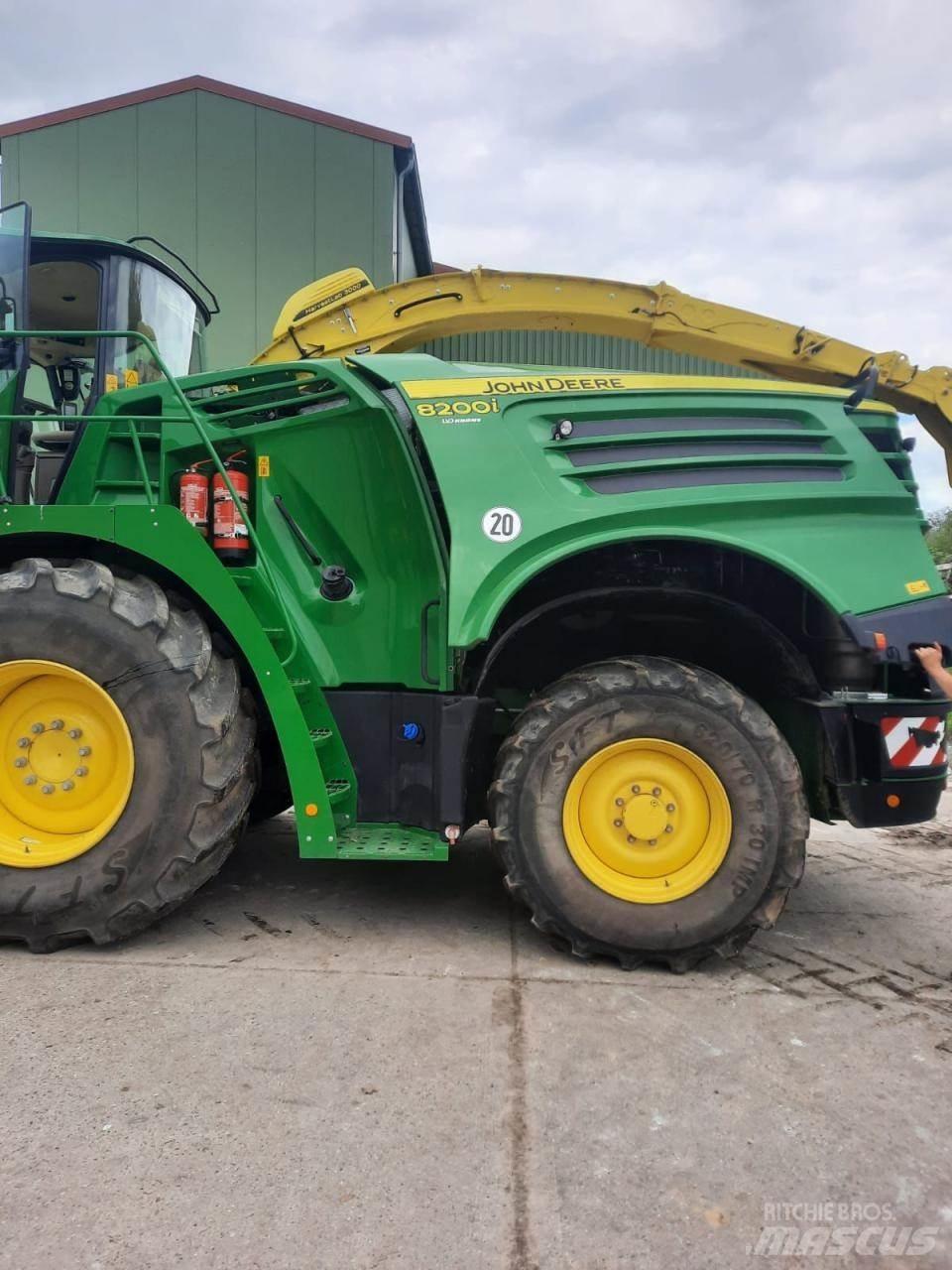 John Deere 8200 i Selbstfahrende Häcksler