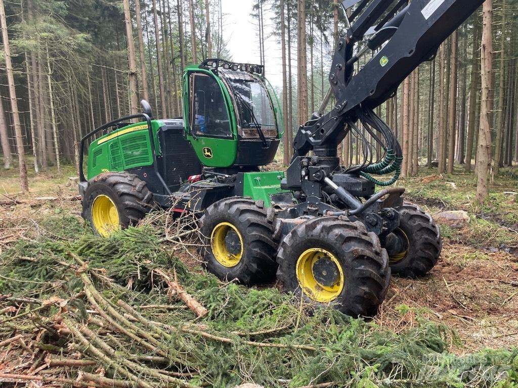 John Deere 1470 G Harvester