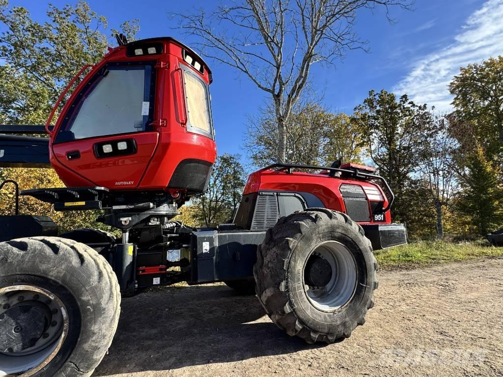 Komatsu 951 Harvester