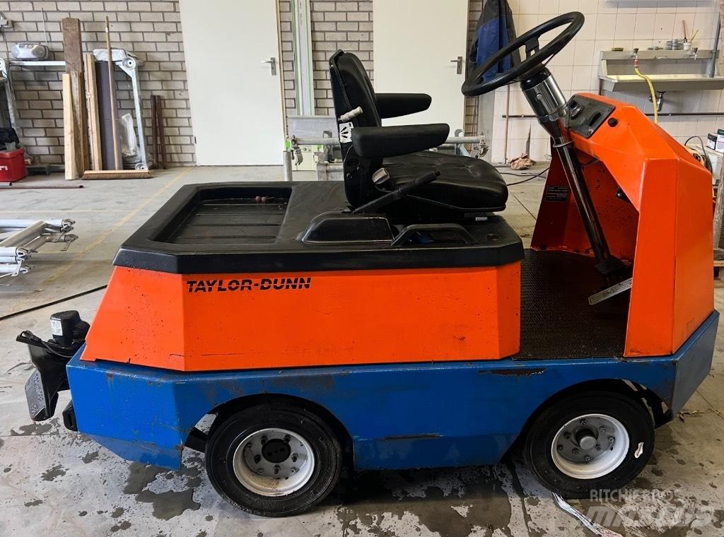 Taylor-Dunn C425 Schlepper