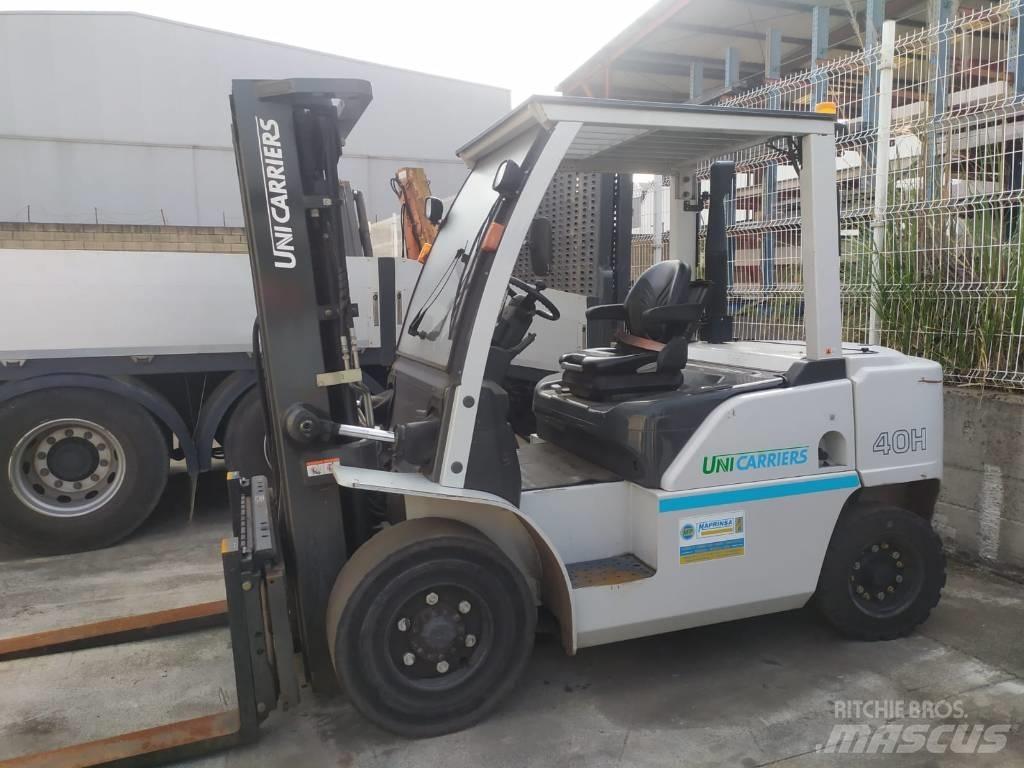 UniCarriers D1F4A40Q Seitenstapler