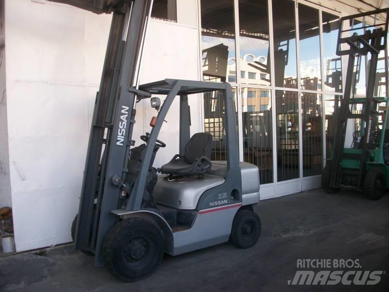 Nissan PL02A25 Gasstapler