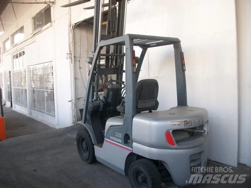 Nissan PL02A25 Gasstapler