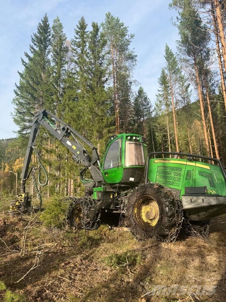 John Deere 1170 E Harvester