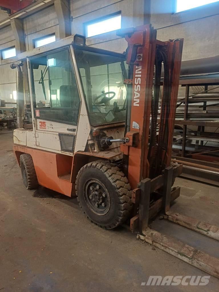 Nissan 33 U Dieselstapler
