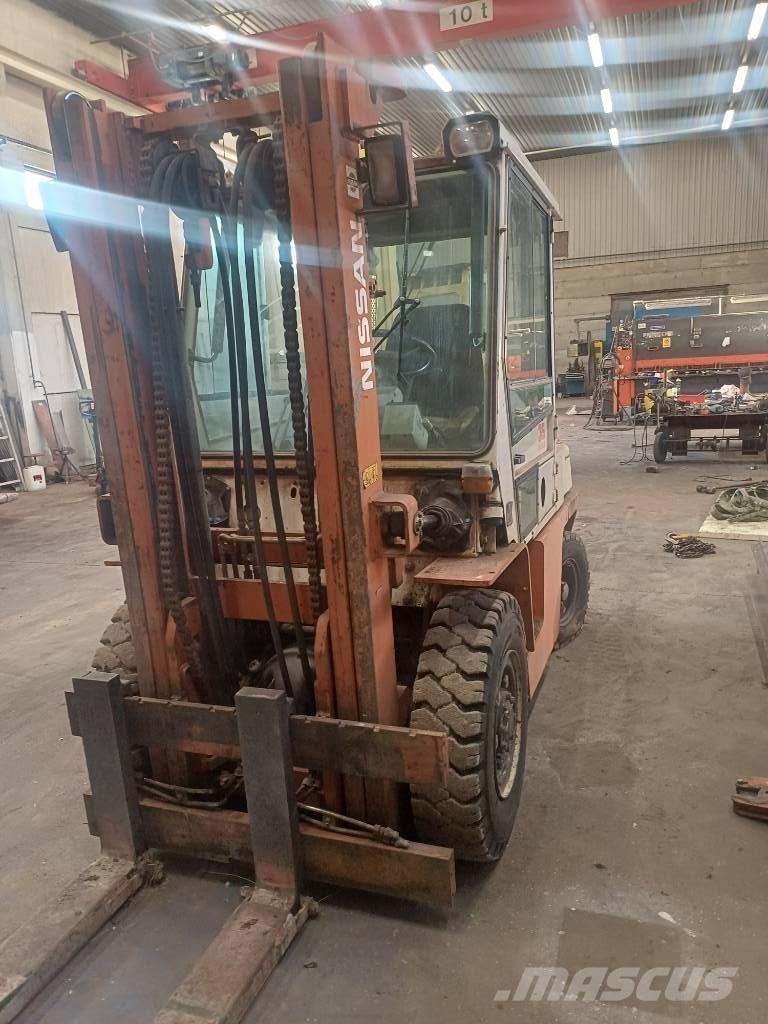 Nissan 33 U Dieselstapler