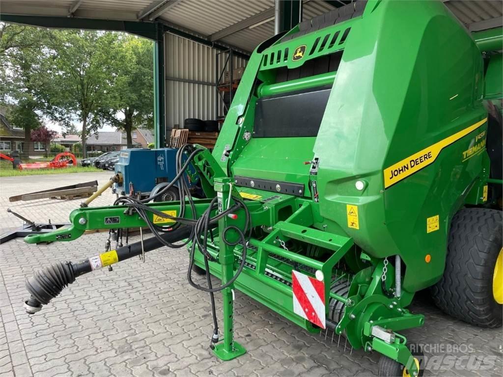 John Deere V451M Rundballenpressen