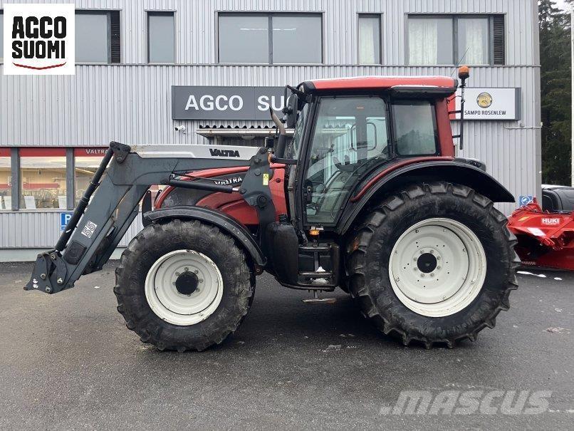 Valtra N121A Traktoren