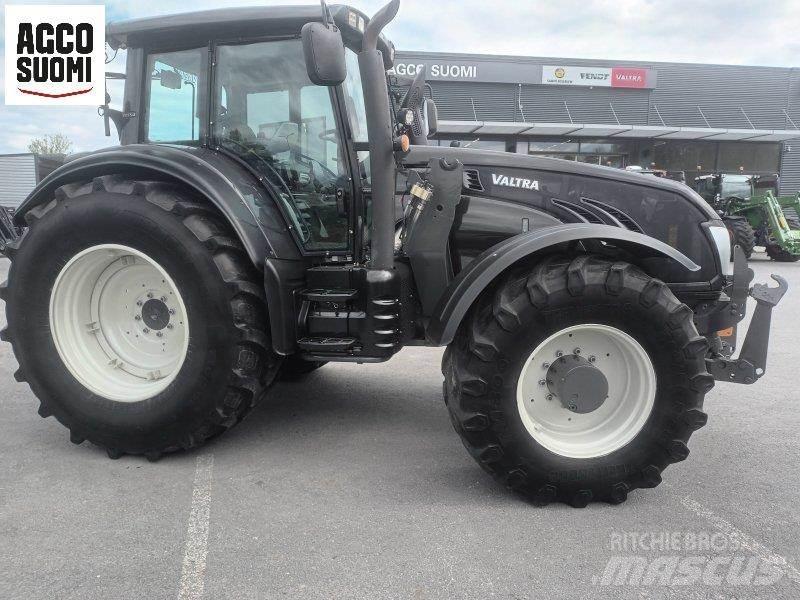 Valtra T213 VERSU Traktoren
