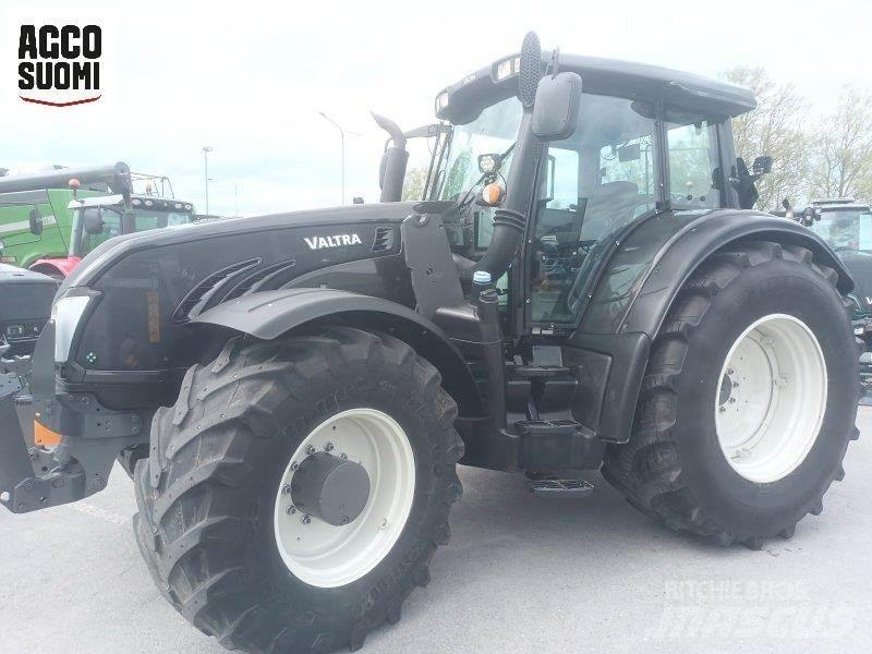 Valtra T213 VERSU Traktoren