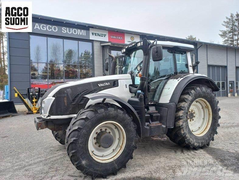 Valtra T213 VERSU Traktoren
