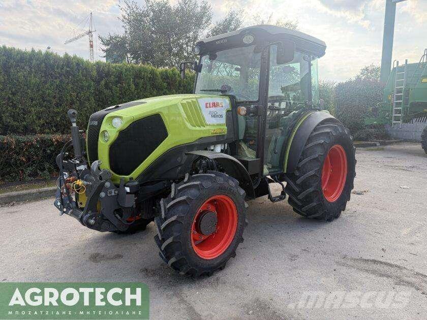 CLAAS NEXOS 220F Traktoren