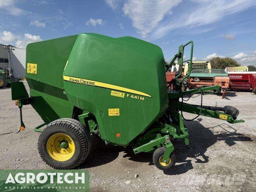 John Deere F441M Rundballenpressen