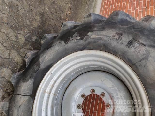  32 800/65R32 Reifen