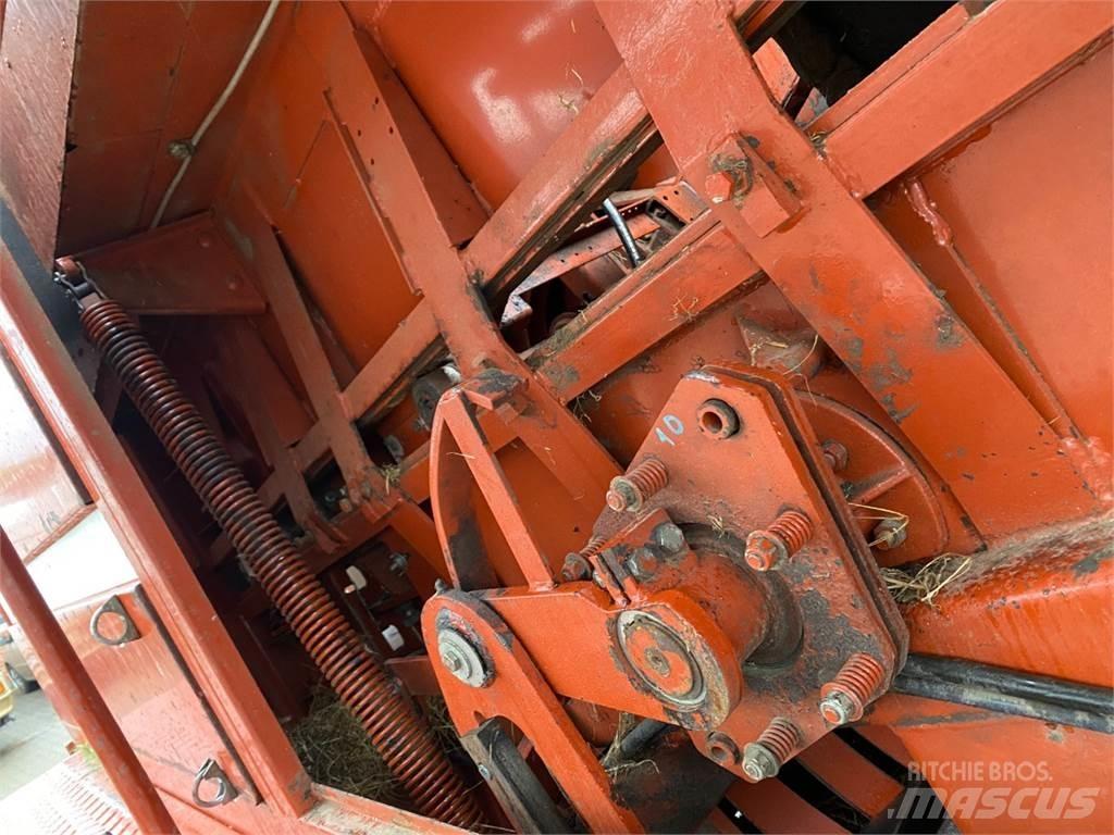 Hesston 4700 Quaderpressen