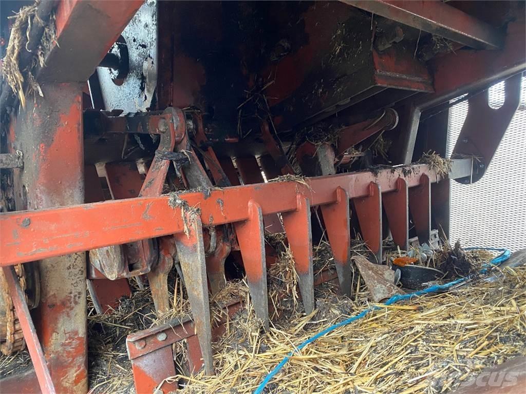 Hesston 4800 Quaderpressen