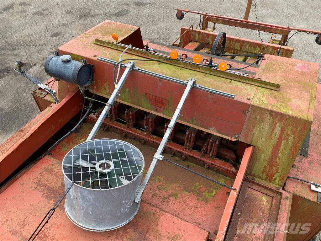 Hesston 4900 Quaderpressen