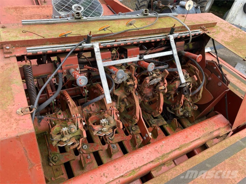 Hesston 4900 Quaderpressen