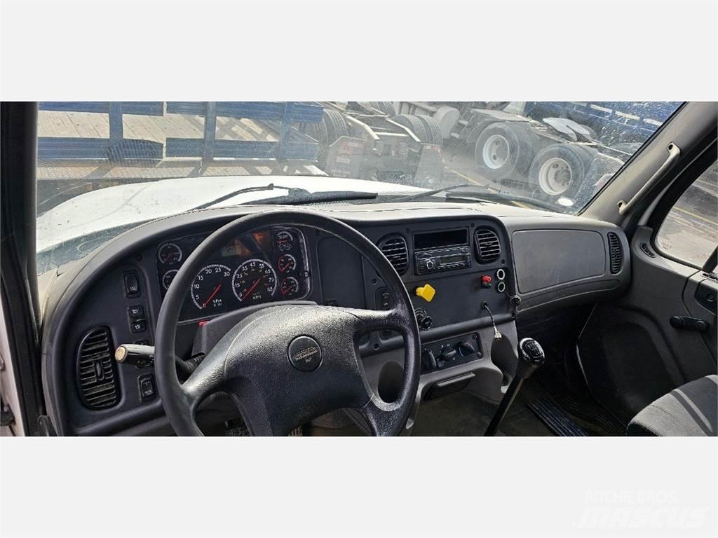 Freightliner M2 106 Pritschenwagen/Pritschenwagen mit Seitenklappe