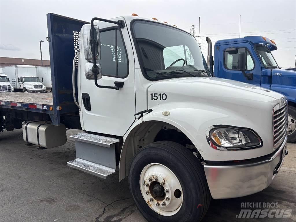 Freightliner M2 106 Pritschenwagen/Pritschenwagen mit Seitenklappe