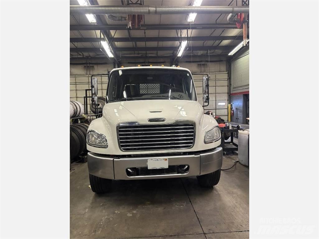 Freightliner M2 106 Pritschenwagen/Pritschenwagen mit Seitenklappe