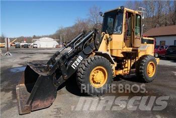 CAT IT28B Radlader