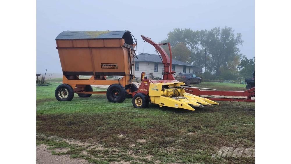 New Holland FP230 Feldhäcksler