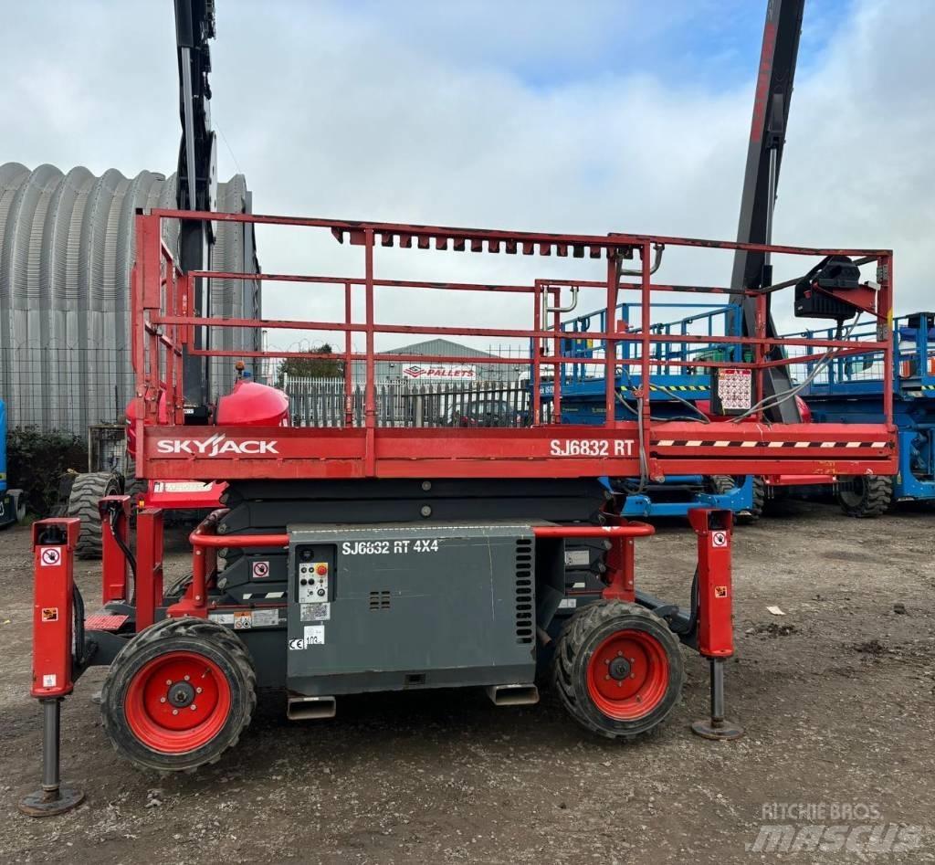 SkyJack SJ 6832 RT Scheren-Arbeitsbühnen