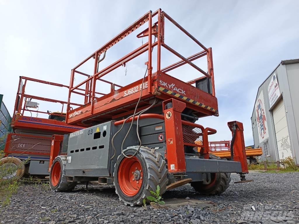 SkyJack SJ 6832 RTE Scheren-Arbeitsbühnen