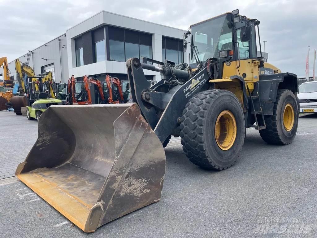 Komatsu WA250 Radlader
