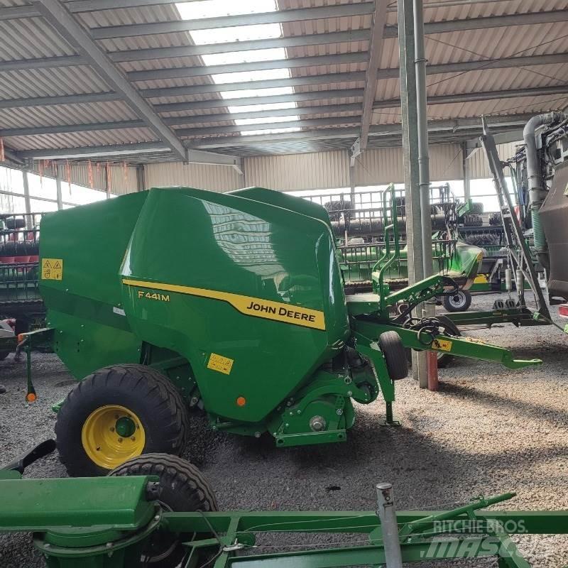 John Deere F441M Rundballenpressen