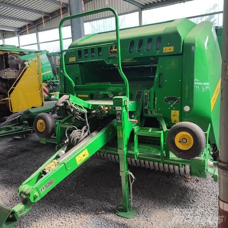 John Deere F441M Rundballenpressen