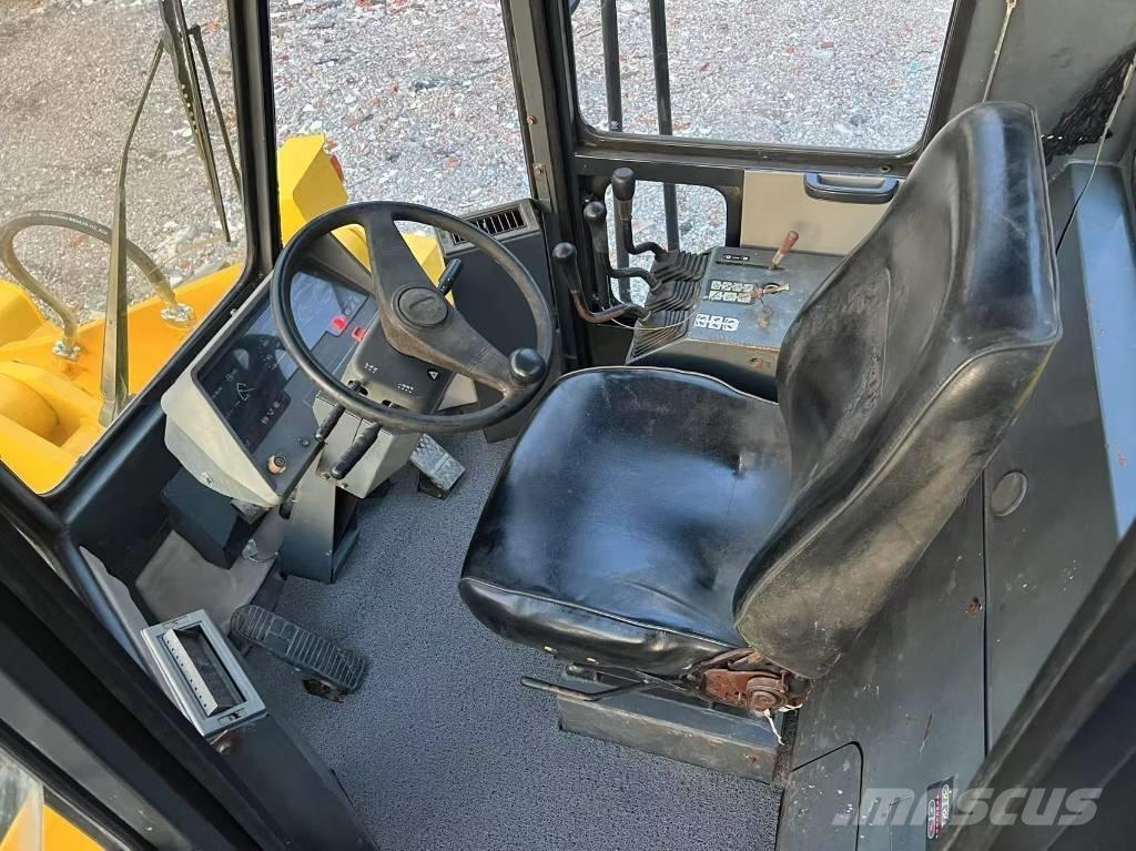 Komatsu WA 320-3 Radlader