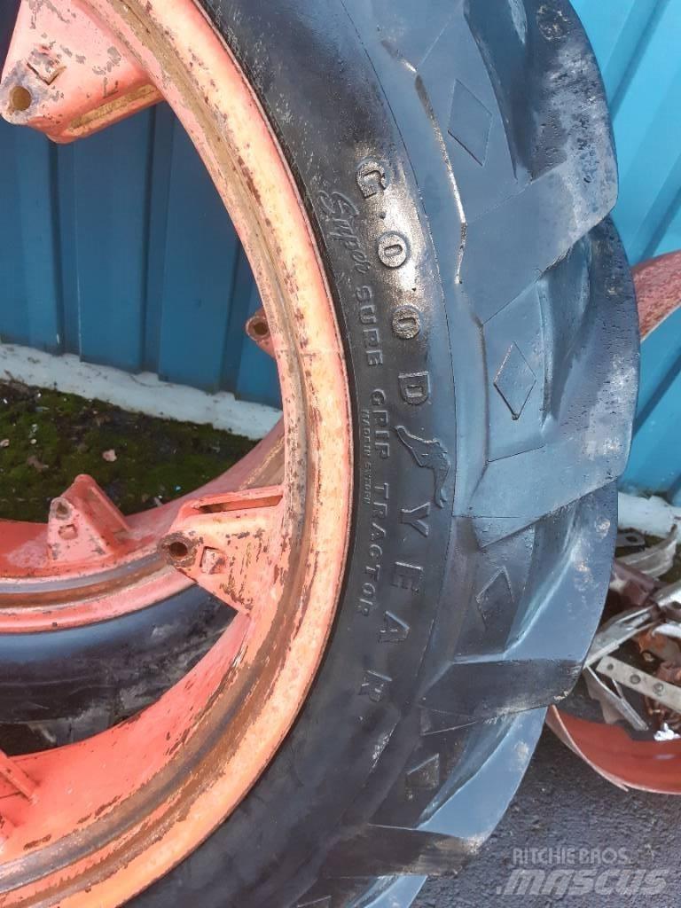 Goodyear 12.4-36 Reifen