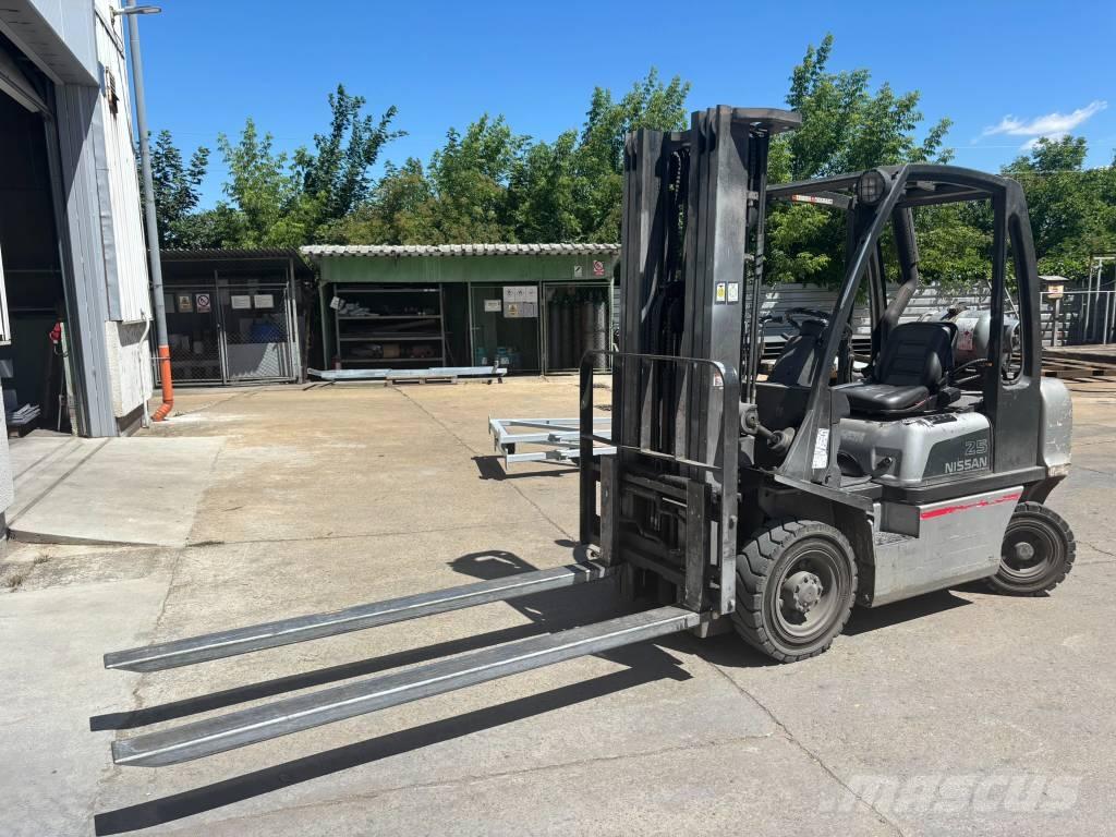 Nissan UD02A25PQ Gasstapler