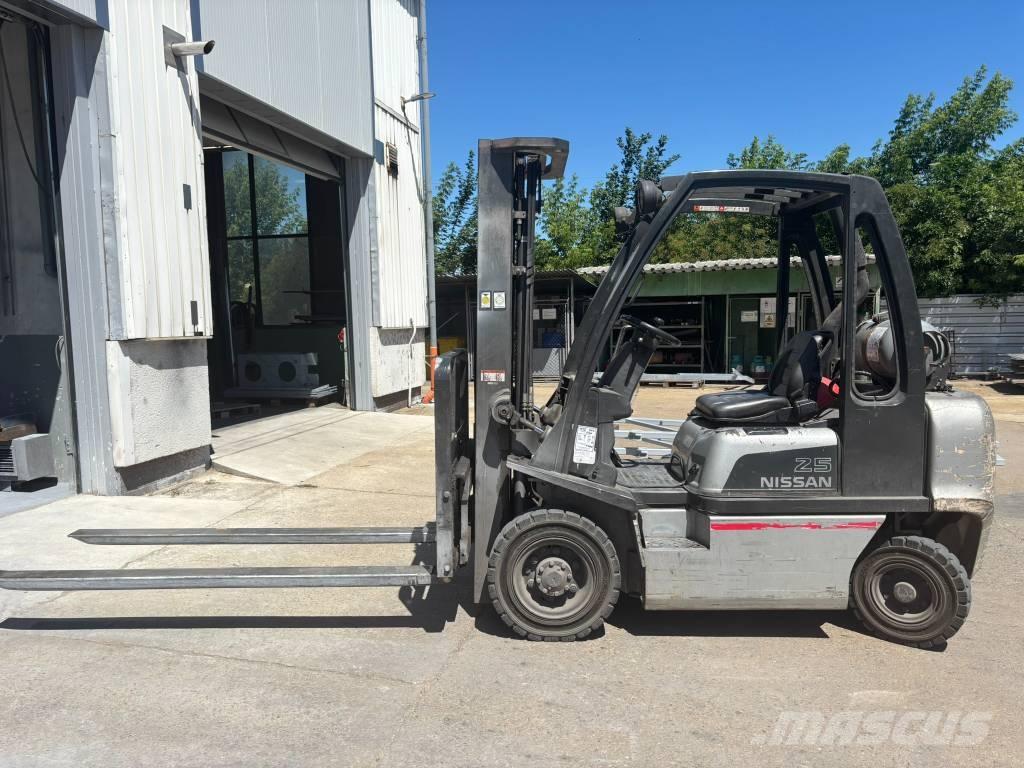 Nissan UD02A25PQ Gasstapler