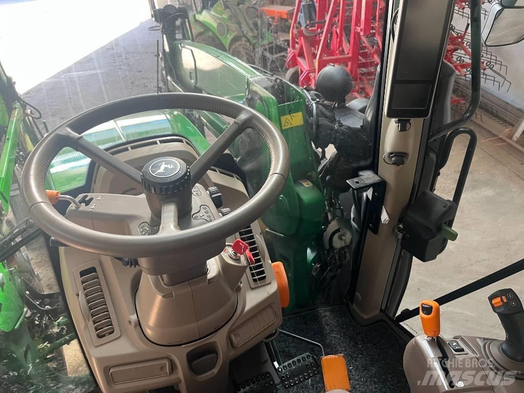 John Deere 6120 M Traktoren