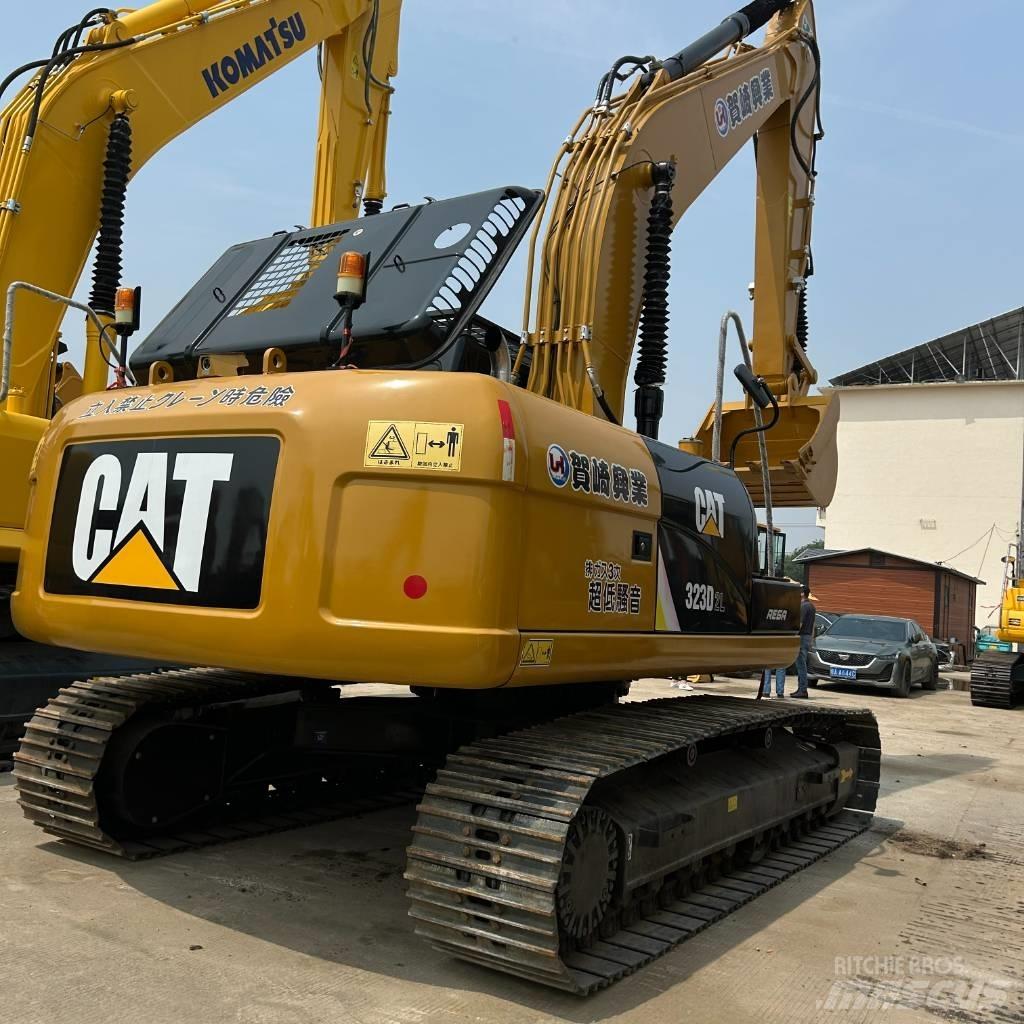 CAT 323D2L Raupenbagger