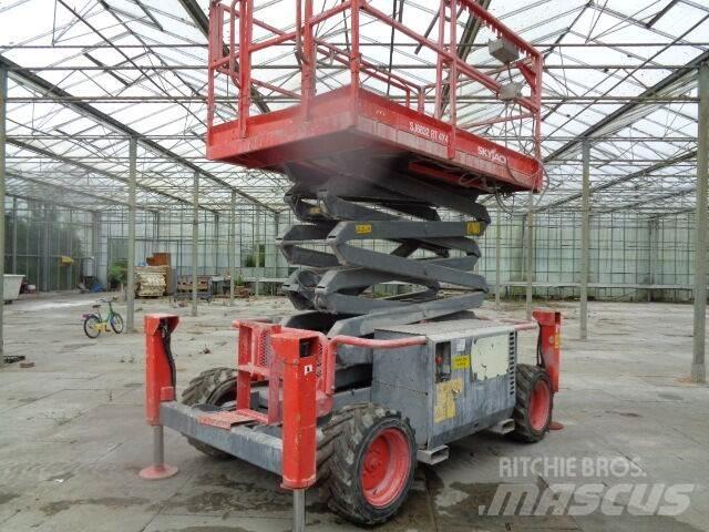 SkyJack SJ 6832 RT Scheren-Arbeitsbühnen