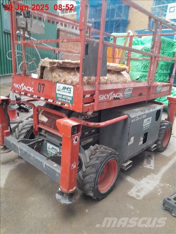 SkyJack 6832 RT Scheren-Arbeitsbühnen