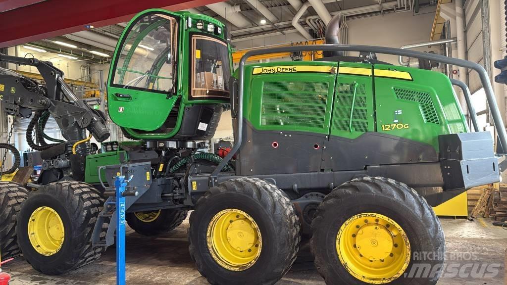 John Deere 1270 G Harvester