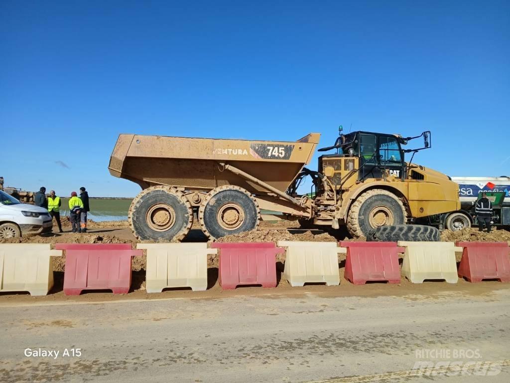 CAT 745 Dumper - Knickgelenk